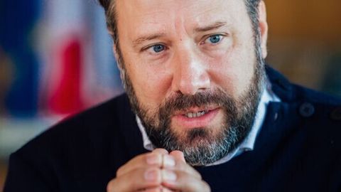 Loïg Chesnais-Girard propose notamment que les régions qui le souhaitent prennent les compétences des agences de l’eau – ou, a minima, que la gouvernance de ces dernières soit réformée pour donner davantage de poids aux présidents de région.